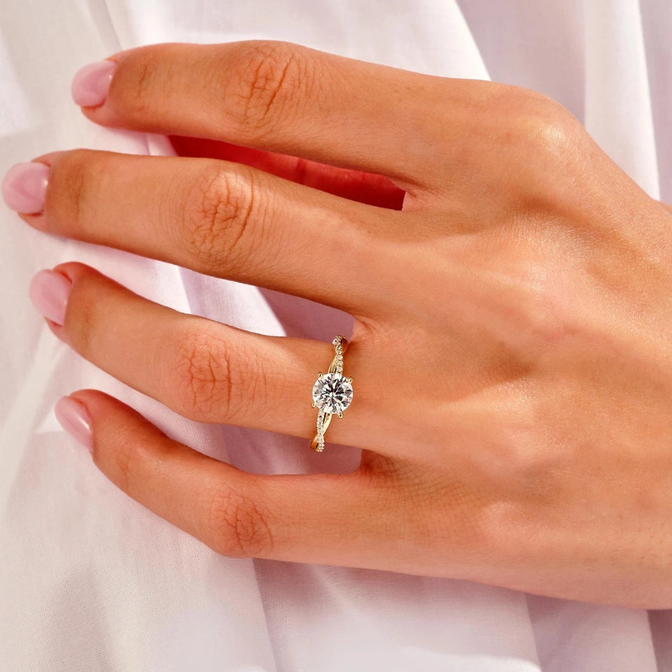 Round Shape Moissanite Twisted Ring